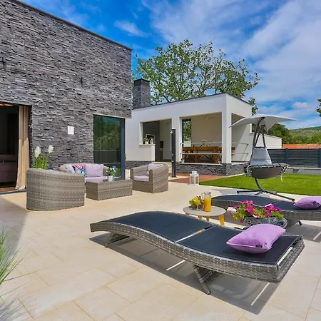 Infinity- Luxury Near Split *