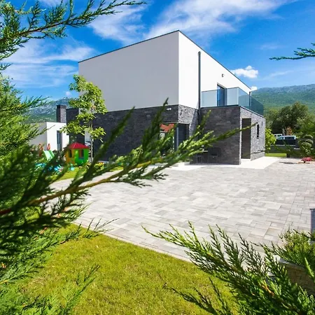 Infinity- Luxury Near Split *
