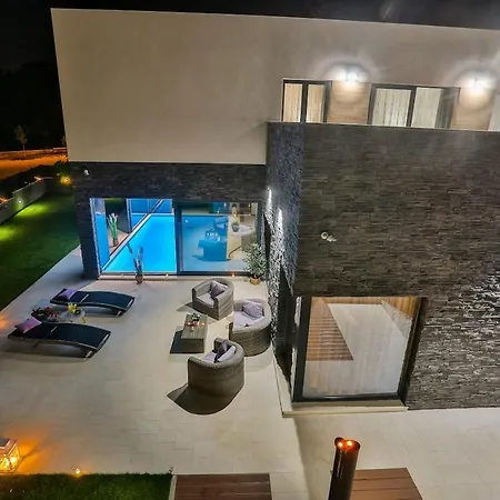 Infinity- Luxury Near Split